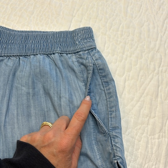 Aritzia TNA elastic waist jean shorts. - Picture 5 of 10